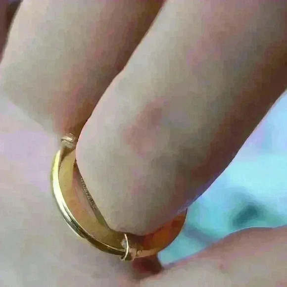 Gold tone black heart ring size4 to  5 adjustable - Picture 8 of 17